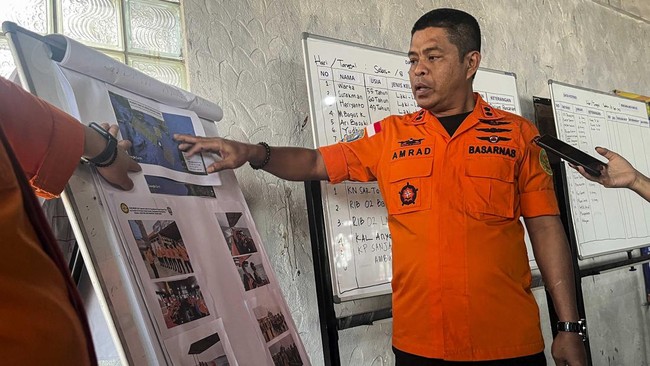 Personel Basarnas Banten bersama personel Ditpolairud berangkat untuk operasi SAR hari kedua kapal penumpang hilang kontak.