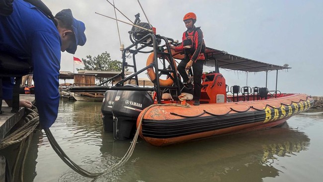Personel Basarnas Banten bersama personel Ditpolairud berangkat untuk operasi SAR hari kedua kapal penumpang hilang kontak.