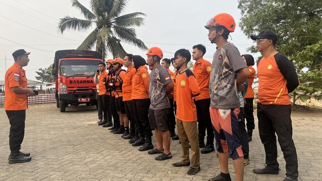Personel Basarnas Banten bersama personel Ditpolairud berangkat untuk operasi SAR hari kedua kapal penumpang hilang kontak.