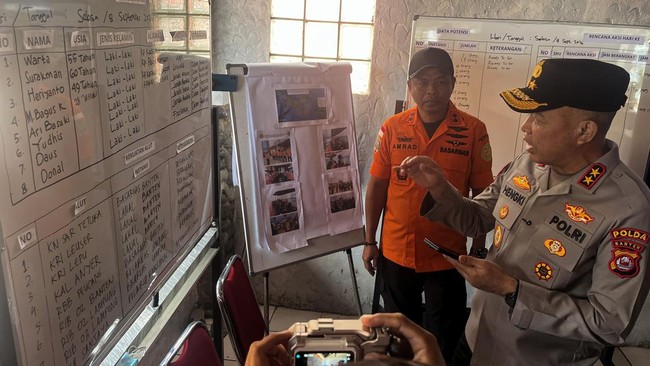 Kapolda Banten Irjen Pol Hengki (kanan) didampingi Kepala Kantor SAR Banten Al Amrad melihat data survivor dalam operasi SAR hari kedua kapal penumpang hilang kontak di Dermaga Marina Lippo Carita, Pandeglang, Banten, Rabu (9/9/2026). Kapolda Banten 
