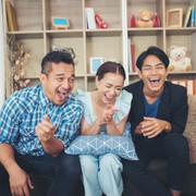 3 Ciri Kepribadian Orang yang Bisa Mengubah Trauma Jadi Cerita Lucu