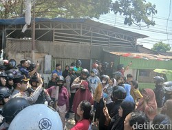 Massa Tawuran di Ujung Bori Serang Polisi Saat Dibubarkan