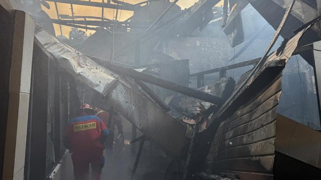 Kebakaran melanda Rumah Sakit Saiful Anwar (RSSA) Malang, Rabu (9/9) sore. Api diketahui membakar dua ruangan di area dapur atau ruang gizi serta laundry room. Sebanyak 19 pasien dievakuasi.