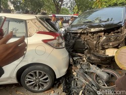 Penampakan Mobil-Motor Ringsek Usai Ditabrak Alphard di Surabaya