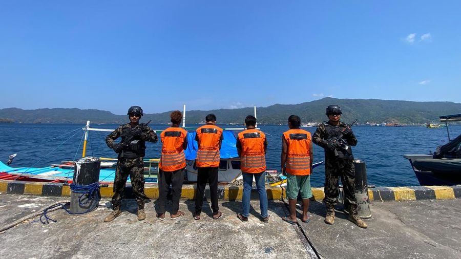 Direktorat Jenderal Pengawasan Sumber Daya Kelautan dan Perikanan (PSDKP) Kementerian Kelautan dan Perikanan (KKP), menangkap satu kapal ikan asing (KIA) asal Filipina nan beraksi di perairan Sulawesi. (Dok Humas KKP)