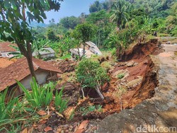 Dua Rumah Rusak Buntut Tanggul Irigasi di Kutawaringin Bandung Jebol