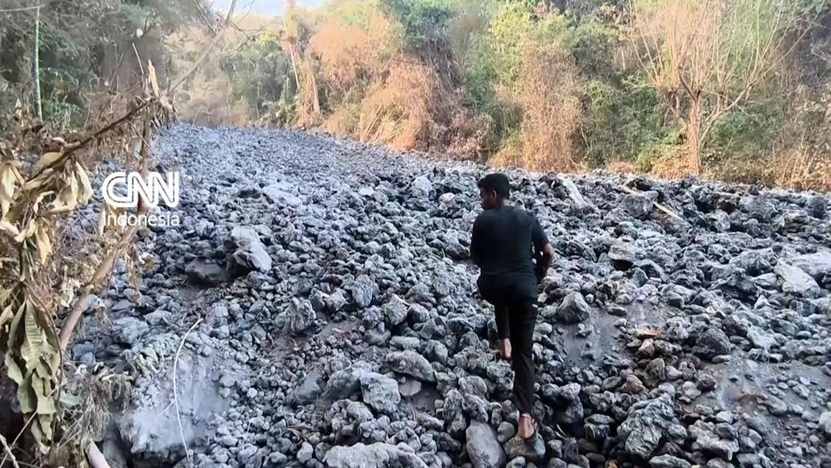 Letusan Gunung Lewotolok 'Kirim' Batu Vulkanik ke Permukiman