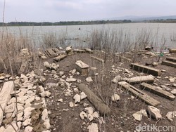 Munculnya Nisan Batu Makam di Dasar Waduk Gajah Mungkur
