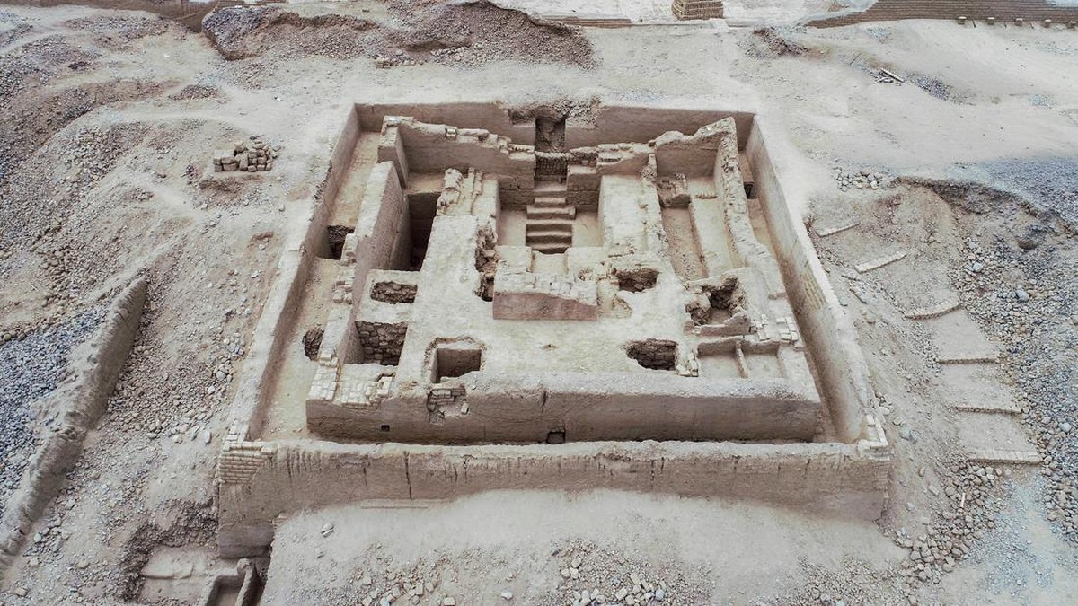 A drone view shows an almost intact pre-Incan funerary platform containing remains of 38 individuals, including an elite member of the Chimu civilization that flourished on Peru's northern coast between 900 and 1470 AD, in Trujillo, Peru, in this han