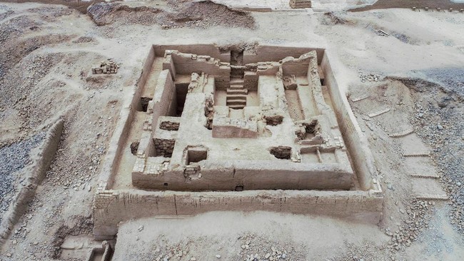 A drone view shows an almost intact pre-Incan funerary platform containing remains of 38 individuals, including an elite member of the Chimu civilization that flourished on Peru's northern coast between 900 and 1470 AD, in Trujillo, Peru, in this han