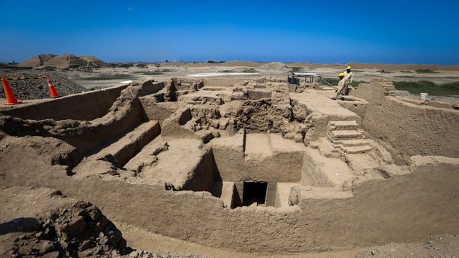 Peruvian archaeologists work at an almost intact pre-Incan funerary platform containing remains of 38 individuals, including an elite member of the Chimu civilization that flourished on Peru's northern coast between 900 and 1470 AD, in Trujillo, Peru