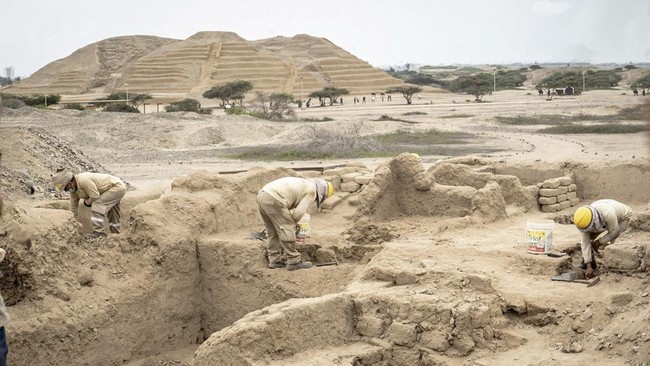 This handout image released by Perus Ministry of Culture shows specialists working in an area within the Chan Chan citadel, located in Trujillo, northern Peru, on September 8, 2026. A team of archaeologists has found an ancient tomb containing the re