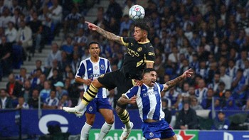 Soccer Football - UEFA Champions League - FC Porto v Manchester City - Estadio do Dragao, Porto, Portugal - September 8, 2026 Manchester City's Enzo Fernandez in action with FC Porto's Alan Varela REUTERS/Pedro Nunes