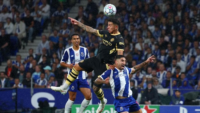 Soccer Football - UEFA Champions League - FC Porto v Manchester City - Estadio do Dragao, Porto, Portugal - September 8, 2026 Manchester City's Enzo Fernandez in action with FC Porto's Alan Varela REUTERS/Pedro Nunes