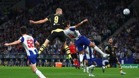 Soccer Football - UEFA Champions League - FC Porto v Manchester City - Estadio do Dragao, Porto, Portugal - September 8, 2026 Manchester City's Erling Haaland heads at goal REUTERS/Pedro Nunes