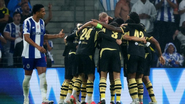 Soccer Football - UEFA Champions League - FC Porto v Manchester City - Estadio do Dragao, Porto, Portugal - September 8, 2026 Manchester City's Erling Haaland celebrates scoring their first goal with teammates REUTERS/Pedro Nunes