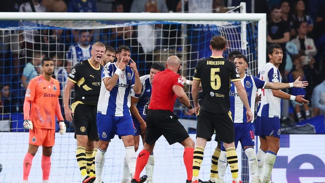 Soccer Football - UEFA Champions League - FC Porto v Manchester City - Estadio do Dragao, Porto, Portugal - September 8, 2026 FC Porto's Santiago Gimenez argues with referee Szymon Marciniak REUTERS/Pedro Nunes