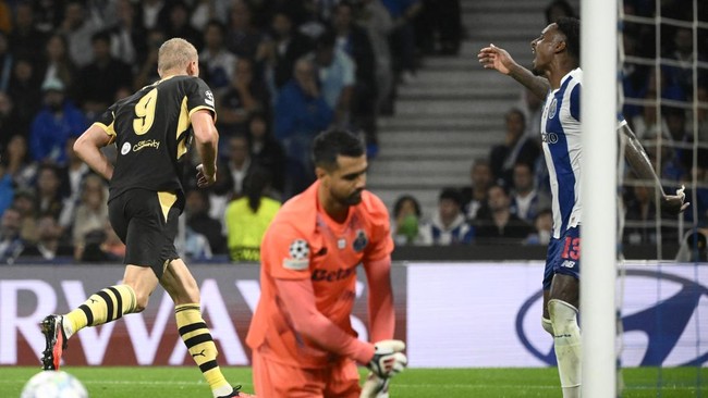 Manchester City's Norwegian forward #09 Erling Haaland celebrates scoring his second goal during the UEFA Champions League first round day 1 football match between FC Porto and Manchester City at Dragao stadium in Porto on September 8, 2026. (Photo b