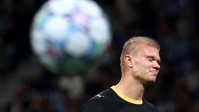 Soccer Football - UEFA Champions League - FC Porto v Manchester City - Estadio do Dragao, Porto, Portugal - September 8, 2026 Manchester City's Erling Haaland reacts after having his header on goal saved by FC Porto's Diogo Costa REUTERS/Pedro Nunes