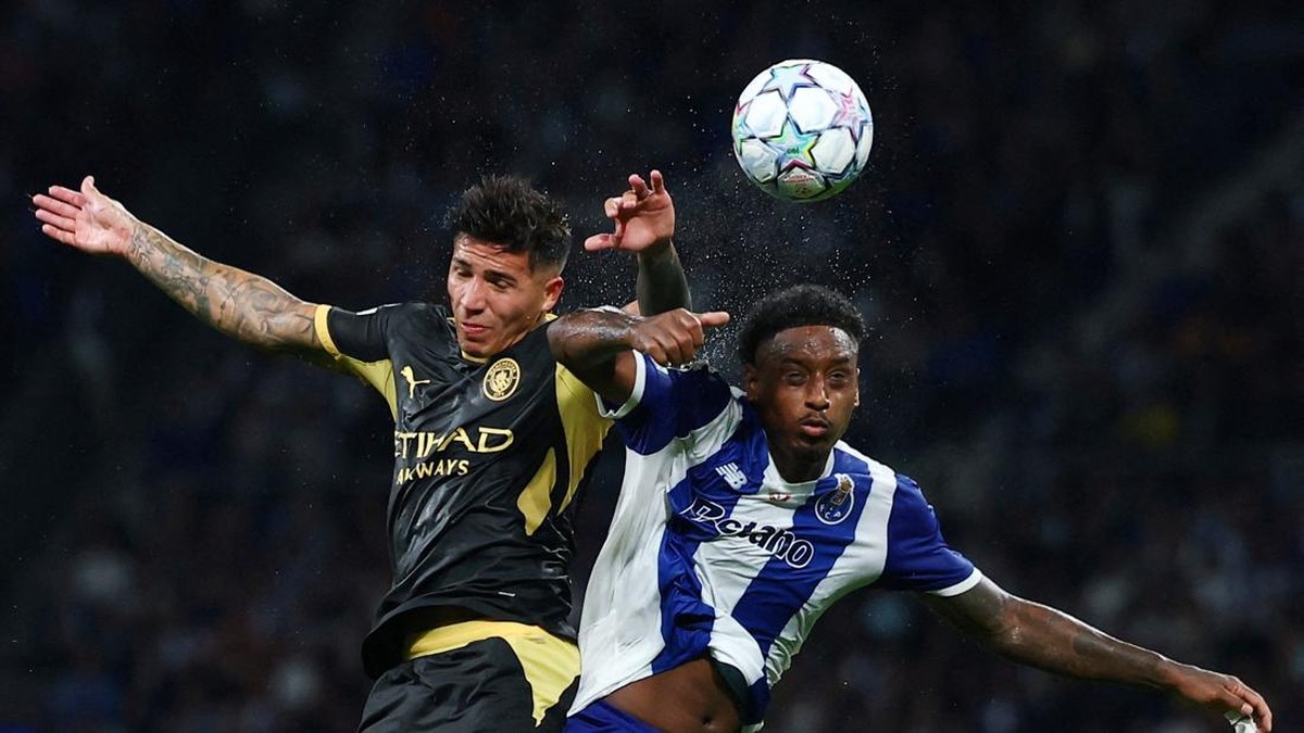 Soccer Football - UEFA Champions League - FC Porto v Manchester City - Estadio do Dragao, Porto, Portugal - September 8, 2026 Manchester City's Enzo Fernandez in action with FC Porto's Pablo Rosario REUTERS/Pedro Nunes