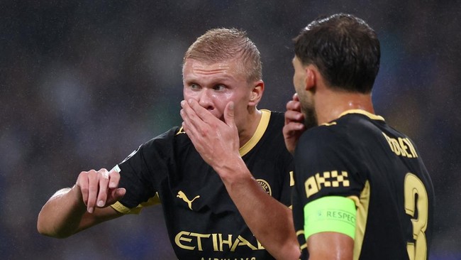 Soccer Football - UEFA Champions League - FC Porto v Manchester City - Estadio do Dragao, Porto, Portugal - September 8, 2026 Manchester City's Erling Haaland with Ruben Dias REUTERS/Pedro Nunes