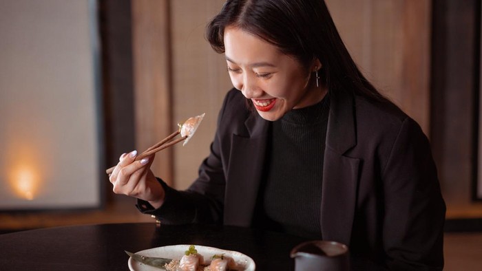 Melakukan mindful eating atau makan tanpa distraksi