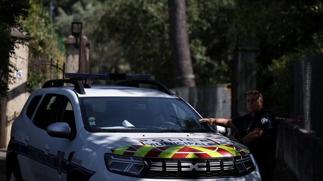 A local policeman stands near the Renoir Museum after four paintings were stolen by thieves in an early-morning break-in, with two recovered nearby, in Cagnes-sur-Mer, on the French Riviera, France, September 8, 2026. REUTERS/Manon Cruz