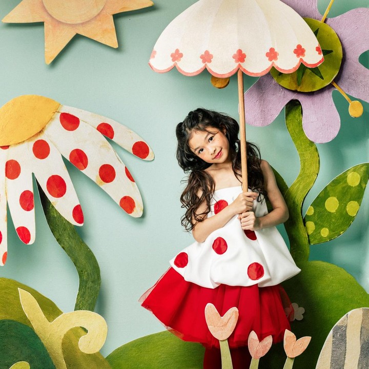 <p>Di hari ulang tahun Nastusha, Chelsea membagikan potret terbaru sang putri yang makin makin cantik. Chalsea mem-<em>posting photoshot</em> Nastusha yang bertema <em>colorful</em>. Dalam <em>photoshot</em> ini, Nastusha tampil cute mengenakan rok merah cerah dan baju polkadot merah. (Foto: Instagram @chelseaoliviaa)</p>
