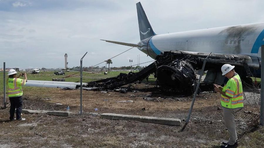 Para penyelidik dari National Transportation Safety Board (NTSB) memeriksa letak tempat pesawat kargo Amazon Prime Air melampaui pemisah landasan pacu di Bandara Internasional Miami, Florida, AS, dalam tangkapan layar nan diambil dari video rilis pada 8 September 2026.