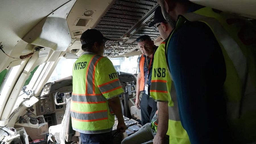 Para penyelidik National Transportation Safety Board (NTSB) memeriksa kokpit pesawat kargo Amazon Prime Air nan melampaui pemisah landasan pacu di Bandara Internasional Miami, Miami, Florida, AS, dalam tangkapan layar dari video nan dirilis pada 8 September 2026.