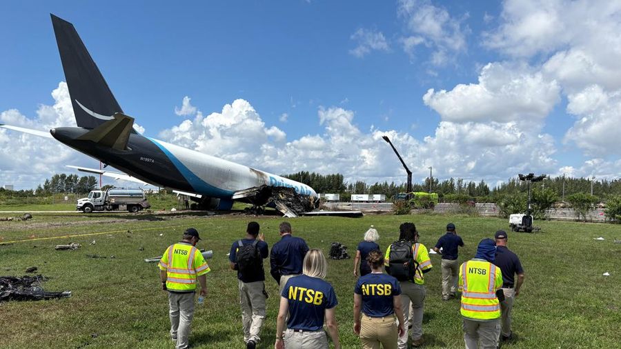 Para penyelidik National Transportation Safety Board (NTSB) memeriksa letak tempat pesawat kargo Amazon Prime Air melampaui pemisah landasan pacu di Bandara Internasional Miami, di Miami, Florida, AS, pada 7 September 2026. (National Transportation Sa