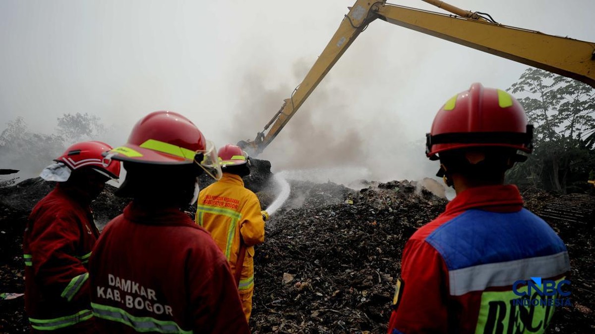 Penampakan Api Terus Keluar dari Dalam Tumpukan Sampah di TPA Galuga