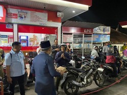 Bupati Jember Bagikan Makanan ke Warga yang Antre BBM di SPBU