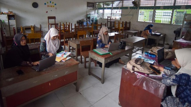 Guru melaksanakan pembelajaran jarak jauh (PJJ) secara daring di SDN 11 Lubuk Buaya, Padang, Sumatera Barat, Rabu (9/9/2026). Pemkot Padang menerapkan PJJ daring untuk tingkat TK, SD, dan SMP mulai Rabu (9/9/2026) hingga Jumat (11/9/2026) karena kual