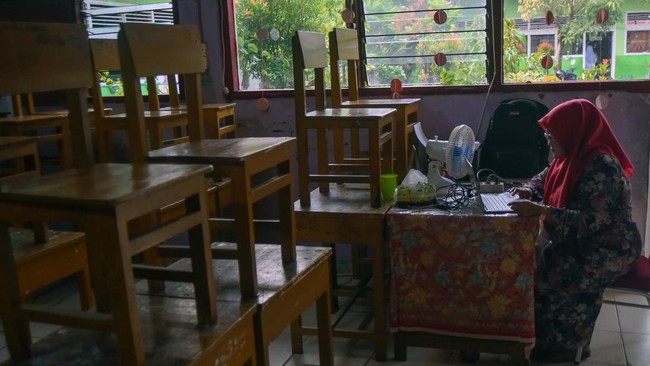 Guru melaksanakan pembelajaran jarak jauh (PJJ) secara daring di SDN 11 Lubuk Buaya, Padang, Sumatera Barat, Rabu (9/9/2026). Pemkot Padang menerapkan PJJ daring untuk tingkat TK, SD, dan SMP mulai Rabu (9/9/2026) hingga Jumat (11/9/2026) karena kual