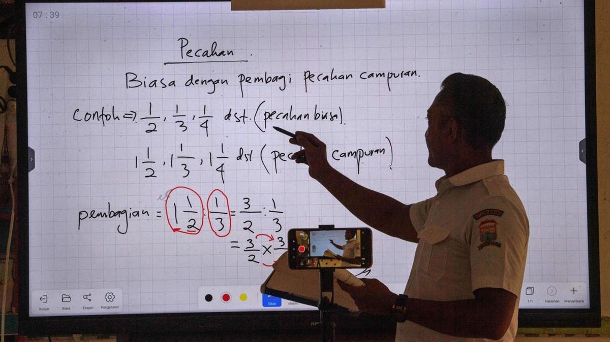 Guru melaksanakan pembelajaran jarak jauh (PJJ) secara daring di SDN 39 Palembang, Sumatera Selatan, Rabu (9/9/2026). Pemerintah Kota Palembang menerapkan PJJ daring untuk tingkat TK, SD, dan SMP mulai Rabu (9/9/2026) hingga waktu yang belum ditetapk