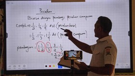 Guru melaksanakan pembelajaran jarak jauh (PJJ) secara daring di SDN 39 Palembang, Sumatera Selatan, Rabu (9/9/2026). Pemerintah Kota Palembang menerapkan PJJ daring untuk tingkat TK, SD, dan SMP mulai Rabu (9/9/2026) hingga waktu yang belum ditetapk