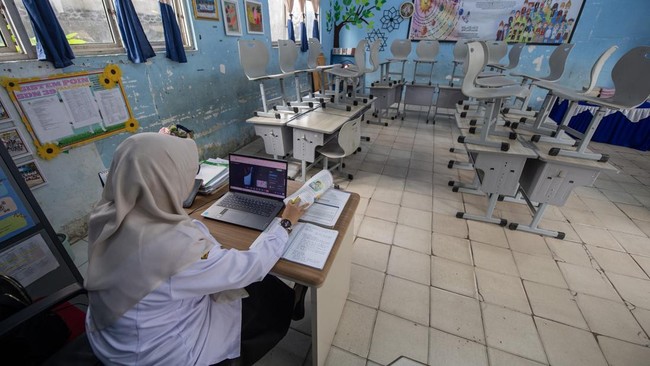 Guru melaksanakan pembelajaran jarak jauh (PJJ) secara daring di SDN 39 Palembang, Sumatera Selatan, Rabu (9/9/2026). Pemerintah Kota Palembang menerapkan PJJ daring untuk tingkat TK, SD, dan SMP mulai Rabu (9/9/2026) hingga waktu yang belum ditetapk