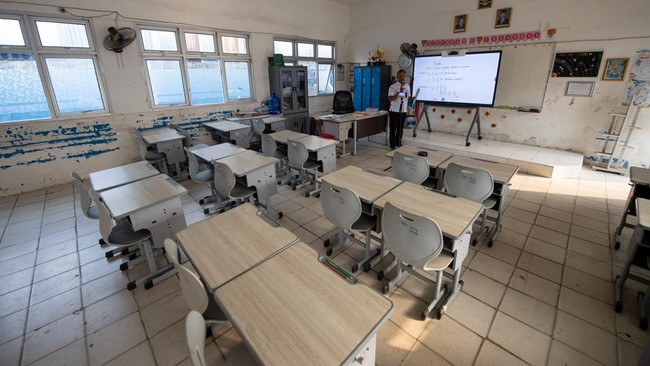 Guru melaksanakan pembelajaran jarak jauh (PJJ) secara daring di SDN 39 Palembang, Sumatera Selatan, Rabu (9/9/2026). Pemerintah Kota Palembang menerapkan PJJ daring untuk tingkat TK, SD, dan SMP mulai Rabu (9/9/2026) hingga waktu yang belum ditetapk