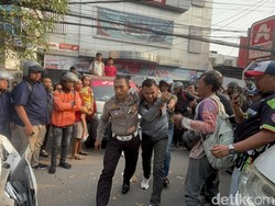 Alphard Tabrak Belasan Kendaraan di Surabaya, Bagaimana Ganti Ruginya?