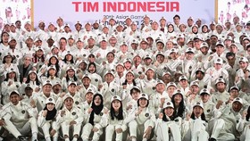 Menpora Erick Thohir (tengah) berfoto bersama atlet dan ofisial tim Indonesia usai Pengukuhan Tim Indonesia untuk Asian Games 2026 di Wisma Serba Guna Gelora Bung Karno, Jakarta, Rabu (9/9/2026). Indonesia mengirimkan 430 atlet dan 145 ofisial dari 3