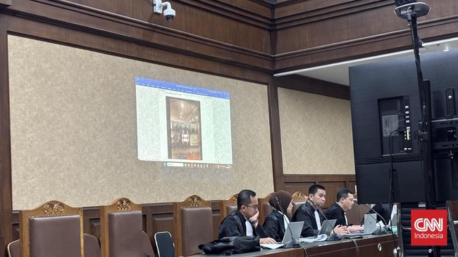 Jaksa Penuntut Umum pada Komisi Pemberantasan Korupsi (JPU KPK) menampilkan foto ruang kerja Direktur Jenderal Bea dan Cukai, Djaka Budhi Utama, yang disegel tim penyidik KPK saat awal-awal penindakan dilakukan di Pengadilan Tindak Pidana Korupsi (Ti