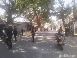 Polisi Tembakkan Gas Air Mata Bubarkan Tawuran di Jalan Ujung Bori Makassar