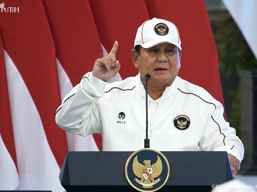 Presiden Prabowo instruksikan TNI AL bergabung mencari lima jurnalis dan kru yang hilang saat meliput erupsi Gunung Anak Krakatau di Selat Sunda.