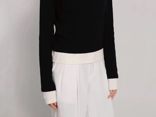 Takut Salah Padu Padan Warna? Ini Cara Aman Pakai Knit Top Two-Tone