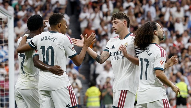 Soccer Football - LaLiga - Real Madrid v Malaga - Estadio Bernabeu, Madrid, Spain - August 30, 2026 Real Madrid's Kylian Mbappe celebrates scoring their third goal with Federico Valverde, Vinicius Junior and Marc Cucurella REUTERS/Thomas Peter