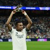 Soccer Football - UEFA Champions League - Real Madrid v Inter Milan - Estadio Bernabeu, Madrid, Spain - September 8, 2026 Real Madrid's Kylian Mbappe holds up the UEFA Champions League 2025/26 golden boot award before the match REUTERS/Violeta Santos