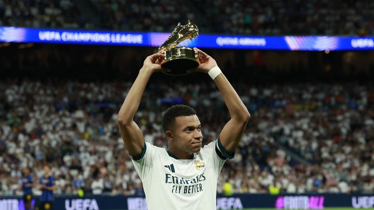 Soccer Football - UEFA Champions League - Real Madrid v Inter Milan - Estadio Bernabeu, Madrid, Spain - September 8, 2026 Real Madrid's Kylian Mbappe holds up the UEFA Champions League 2025/26 golden boot award before the match REUTERS/Violeta Santos