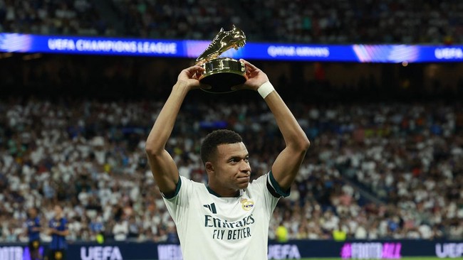 Soccer Football - UEFA Champions League - Real Madrid v Inter Milan - Estadio Bernabeu, Madrid, Spain - September 8, 2026 Real Madrid's Kylian Mbappe holds up the UEFA Champions League 2025/26 golden boot award before the match REUTERS/Violeta Santos