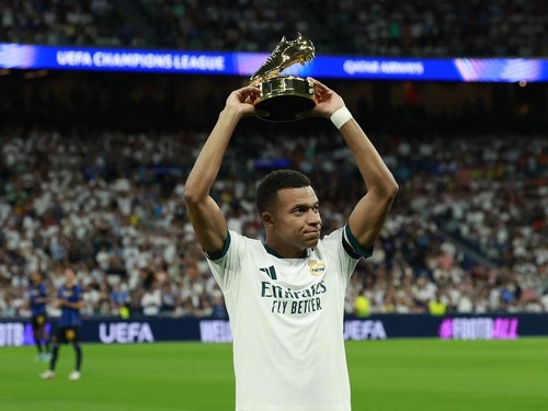 Soccer Football - UEFA Champions League - Real Madrid v Inter Milan - Estadio Bernabeu, Madrid, Spain - September 8, 2026 Real Madrid's Kylian Mbappe holds up the UEFA Champions League 2025/26 golden boot award before the match REUTERS/Violeta Santos